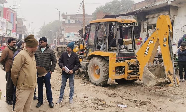 Lucknow News: हाईवे की पटरी से हटाया अतिक्रमण - Village Post